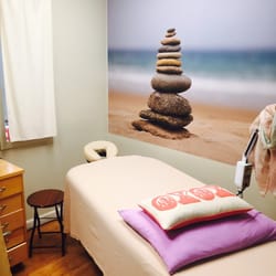 Hands of Gold Chiropractic - Acupuncture room