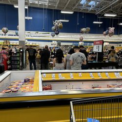 Foodmaxx - Lines wrapped around the store.