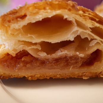 Anh Chi Em Bakery - Puff pastry - Apple (Interior) - Vietnamese Near Me - Honolulu, Hawaii