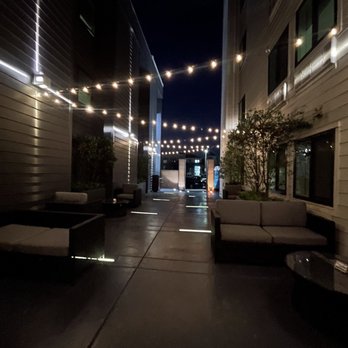 Aloft by Marriott Sunnyvale - Outdoor seating area between lobby and parking lot - Hotels Near Me - Sunnyvale, California