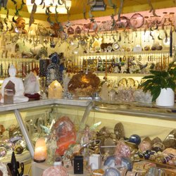 Ark Van Noël - Meer dan 400 verschillende stenen in de winkel en Noël pendelt de juiste steen met de juiste energie voor je uit!