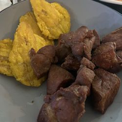 Kseros Fusion Caribeña - Carne frita con tostones