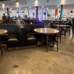 Akhi Sushi - Plenty of tables to relax and enjoy your meal