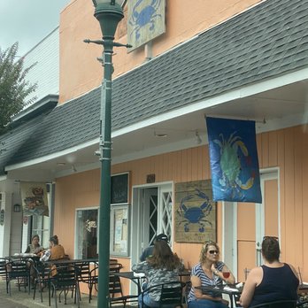 Blue Crab Restaurant - Front view of restaurant with outdoor seating - Seafood Near Me - West Point, Virginia