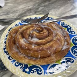 Grande Cafe & Roastery - Cinnamon roll