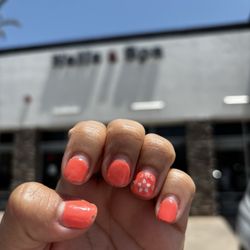 V's Nails Spa - Horrible job, it only lasted 6 days and began chipping on the 7th day.