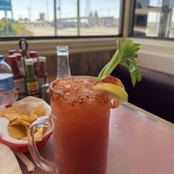 Una rica michelada de modelo