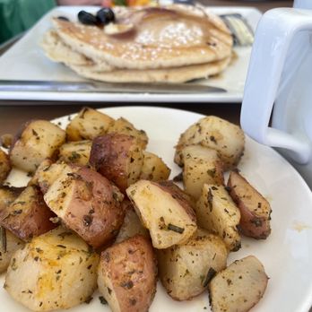 Belle's - home fries - Cafes Near Me - Newport, Rhode Island