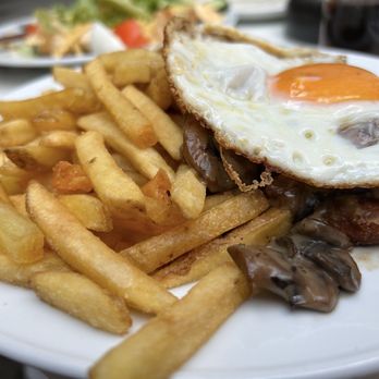 FRÜH am Dom - Beer Garden Near Me - Cologne, NW