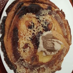 Eça - Apple crepe with speculoos ice-cream