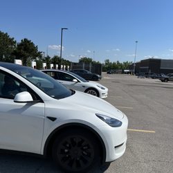 Tesla Supercharger - Tesla Y