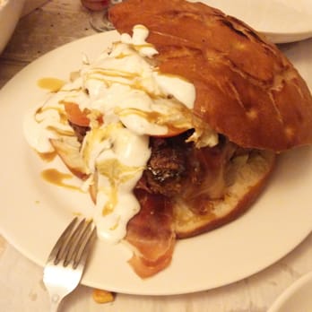 La Cava de Juani - Superhamburguesa 800g con huevo, jamon, crema de queso y pan de aceite... Imposible - Modern European Near Me - Madrid, M