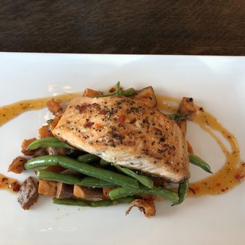The Duchess Pub - a plate of food with chicken and green beans - Pubs Near Me - Kingston, Ontario