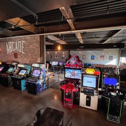 Arcade 92 - Fusion of retro arcade games from the 70s, 80s and 90s and modern arcade games and pinballs!