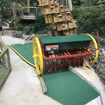 Hillbilly Golf - Hole. - Mini Golf Near Me - Gatlinburg, Tennessee