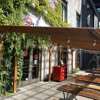 HOTLIPS Pizza - Pearl - Nice patio! - Pizza Near Me - Portland, Oregon HOTLIPS Pizza - Pearl - Nice patio! - Pizza Near Me - Portland, Oregon