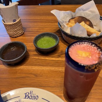 El Bajío - The complimentary burnt chips and salsa and the mezcal guava cocktail. - Mexican Near Me - México, D.F., DIF