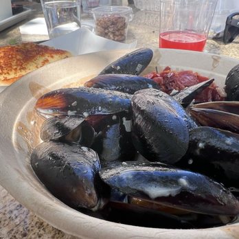 Sea Fresh Channel Islands - Limoncello muscles with garlic bread - Seafood Near Me - Oxnard, California Sea Fresh Channel Islands - Limoncello muscles with garlic bread - Seafood Near Me - Oxnard, California