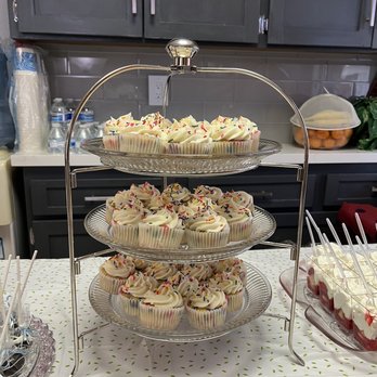 Sweet Expressions Desserts - Confetti cupcakes - Desserts Near Me Sweet Expressions Desserts - Confetti cupcakes - Desserts Near Me