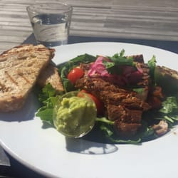 Sandhamn Sea Club - Fantastiskt tonfisksallad, rejält tilltagen, saftig och alldeles nygrillad! Dessutom otroligt prisvärd!