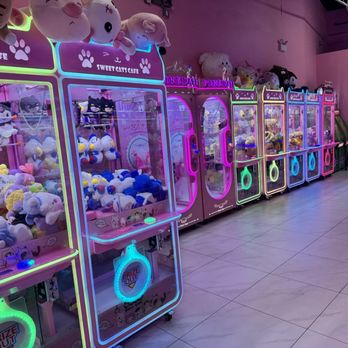 Sweet Cats Cafe - Partial view of left side wall of claw machines - Themed Cafes Near Me - New York, New York Sweet Cats Cafe - Partial view of left side wall of claw machines - Themed Cafes Near Me - New York, New York