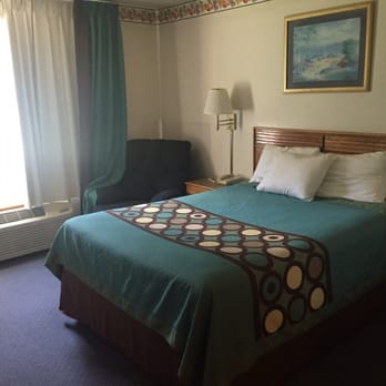 Super 8 by Wyndham Macomb - 1 queen bed room - Hotels Near Me - Macomb, Illinois