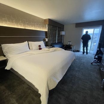Holiday Inn Express Spokane-Downtown - King bed hotel room @ Holiday Inn. - Hotels Near Me - Spokane, Washington Holiday Inn Express Spokane-Downtown - King bed hotel room @ Holiday Inn. - Hotels Near Me - Spokane, Washington