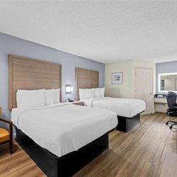 Baymont by Wyndham Sanford - Guest room