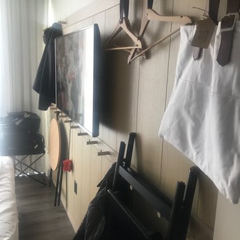 Moxy Boston Downtown - Substitute for a closet with a table and chair. - Hotels Near Me - Boston, Massachusetts