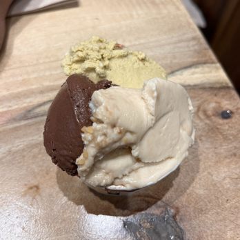 Amorino - Petit cup with chocolate, pistachio, and nougat - Ice Cream & Frozen Yogurt Near Me - Paris, 75 Amorino - Petit cup with chocolate, pistachio, and nougat - Ice Cream & Frozen Yogurt Near Me - Paris, 75