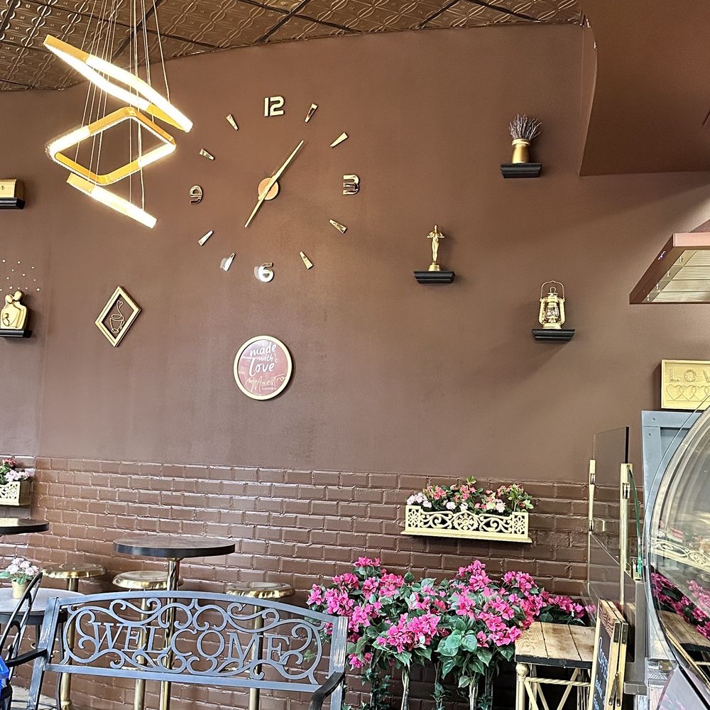 Maestro Cafeteria - a clock on the wall of a restaurant - Cafes Near Me - Brooklyn, New York Maestro Cafeteria - a clock on the wall of a restaurant - Cafes Near Me - Brooklyn, New York