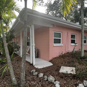 Siesta Key Bungalows - Exterior of the Hibiscus Suite. - Hotels Near Me - Siesta Key, Florida Siesta Key Bungalows - Exterior of the Hibiscus Suite. - Hotels Near Me - Siesta Key, Florida