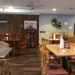Momma T’s - Interior