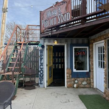 InnHabit Tiny House Resort - Misty's popcorn shop - Vacation Rentals Near Me - Medicine Park, Oklahoma