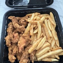 Que Lo Que Dominican Kitchen - Fried chicken and fries