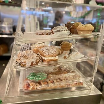 Lou Mitchell's - Pastry case - Breakfast & Brunch Near Me - Chicago, Illinois