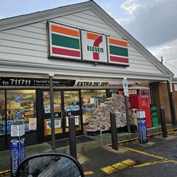 7-Eleven - The entrance to 7-11 on Williamson Road, Roanoke, Virginia.