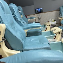 L A Nails - Pedi Chairs