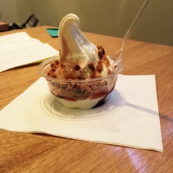 YÖMI - Frozen yoghourt avec brisures de spéculos et coulis de framboise