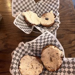 Hahvahd Yahd Cafe - Bagel with cream cheese