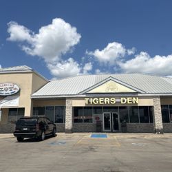 Valero - Front of store (& cafe) in daylight