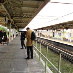 Willesden Junction - Lower station: the central bay platform is not used by passenger trains. The outer platforms are used by both Watford to Euston