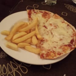 Adesso Restaurant - Niece - half pizza margherita & chips