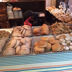 Casa Gorreta - Los productos dulces y salados los traen de un horno cercano