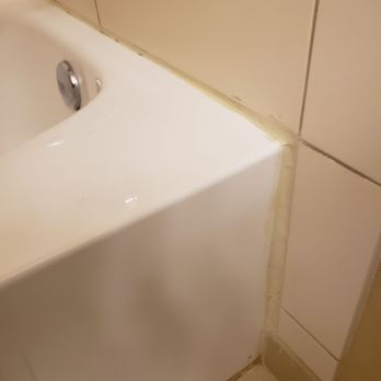 Buffalo Marriott Niagara - Mold on the base of the bathtub and tiles. - Hotels Near Me - Amherst, New York