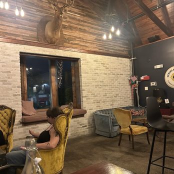 Cob & Pen - This is a photo of the restraint with the window being on the front side of the street. - Beer Bar Near Me - Lakeland, Florida