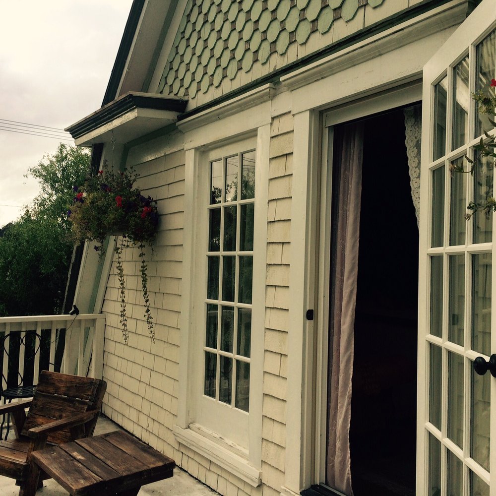 The Twisted Willow Inn - Balcony off the Rose Room - Hotels Near Me - McMinnville, Oregon
