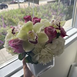Pink D Flower Shop - Floral arrangement