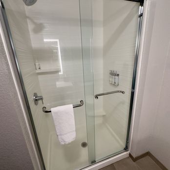 Avid Hotel - Shower - Hotels Near Me - North Platte, Nebraska Avid Hotel - Shower - Hotels Near Me - North Platte, Nebraska
