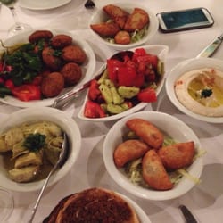 Al Barmaki - Entre les falafels, croquettes de fromage, salade de tomates et concombres, cœur d'artichaut et houmous, ton cœur balance.
